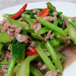 คะน้าหมูชิ้น ราดข้าว