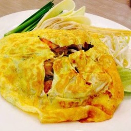ผัดไทยไข่ห่อ กุ้งสด
