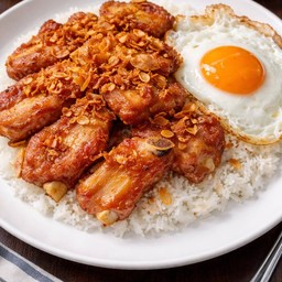 ข้าวซี่โครงกระดูกอ่อนทอดกระเทียม