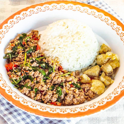 ผัดกระเพราราดข้าว.