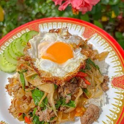 กะเพาหมูสับหน่อไม้ดองราดข้าวไข่ดาว