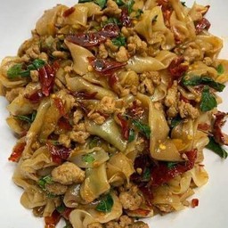 เส้นใหญ่ผัดกระเพราเนื้อสับ Stir-fried wide rice noodles with minced beef and basil.