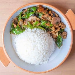 ข้าวหมูผัดพริกหยวก
