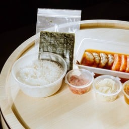 พรีเมียม นอร์วีเจียนแซลมอนดอง 5 ชิ้น กุ้งดอง 5 ชิ้น พร้อมเครื่องเคียง