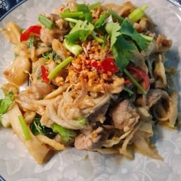 คั่วหน่อไม้ หมูสามชั้น ဝက်သားသုံးထပ် နှင့် မျှစ်ချဉ်ကြော်