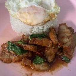 กระเพราหมูกรอบ