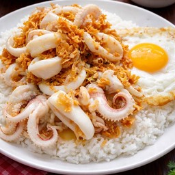 ข้าวปลาหมึกทอดกระเทียม
