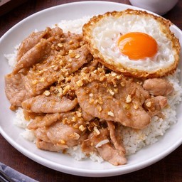 ข้าวหมูทอดกระเทียม