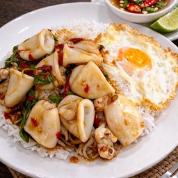 ข้าวผัดกะเพราปลาหมึก