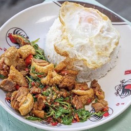 ข้าวกระเพราไก่+ไข่ดาว2กล่อง+เอ็นหมู1ชุด(แถมฟรีน้ำอัญชันมะนาว1ขวด)