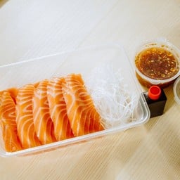 พรีเมียม นอร์วีเจียน แซลมอน ซาชิมิ 300 กรัม พร้อมเครื่องเคียง