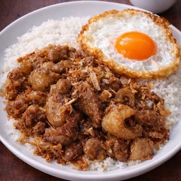 ข้าวเนื้อทอดกระเทียม
