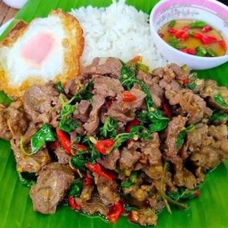 ผัดกะเพาเนื้อชิ้นติดมัน..ราดข้าวสวยร้อนๆๆพร้อมไข่ดาว