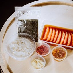 พรีเมียม นอร์วีเจียน แซลมอนดอง 10 ชิ้น(150 กรัม) พร้อมเครื่องเคียง