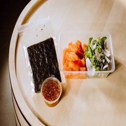 ยำแซลมอน 100 กรัม พร้อมเครื่องเคียง 1 เซ็ต