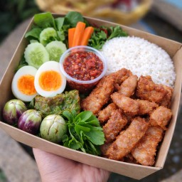 ข้าวคลุกน้ำพริกตาแดง (หมูทอด+ไข่ต้ม)