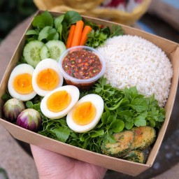 ข้าวน้ำพริกกะปิไข่ต้มล้วน