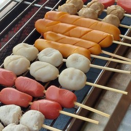 ลูกชิ้น ปิ้ง-ย่าง (น้ำจิ้มซีฟู๊ด) By. BoaT