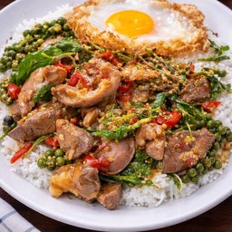 ข้าวผัดขี้เมาเครื่องในไก่
