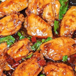 ข้าวกะเพรา ปีกไก่ พริกแห้ง