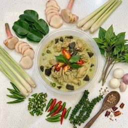 แกงเขียวหวานไก่สูตรดั้งเดิม เข้มข้นถึงเครื่อง หอมกะทิคั้นสด เคี่ยวจนแตกมัน พริกแกงตำใหม่ เผ็ดนิด หวานมันกลมกล่อม ไก่นุ่มเต็มคำ ซึมซับรสเครื่องแกงทุกชิ้น  รสชื่อ