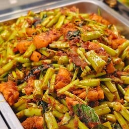 ผักบุ้งผัดพริกแกงหมู