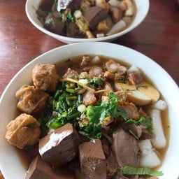 ก๋วยจั๊บหมูกรอบ เจ๊ไก่ สะอาด อร่อย