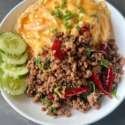 ผัดกะเพาเนื้อสับแห้งราดข้าวไข่เจียว