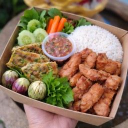 ข้าวพริกกะปิ ไข่ชะอม+หมูทอด