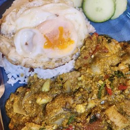 ผัดผงกะหรี่หมูชิ้น(ไข่ดาวสั่งแยก)