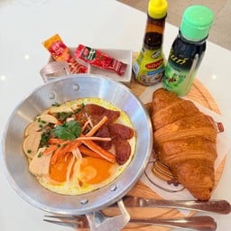 ชุดไข่กะทะ +ขนมปัง(เลือกครัวซอง หรือ ชิโอะปังแฮม)