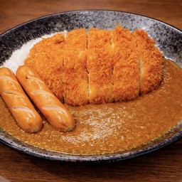 ข้าวแกงกระหรี่ไก่ทงคัตสึและไส้กรอกรมควัน