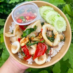 ข้าวราดกระเพราปลาหมึก