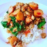 ข้าวกระเพราไส้กรอก