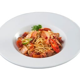 สปาเก็ตตี้กระเทียมพริกแห้งเบคอนไส้กรอก