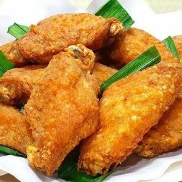 ปีกไก่ทอดใบเตย กะเพราโบราณ by แม็ก