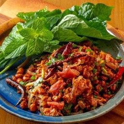 ยำแหนมสดข้าวทอด