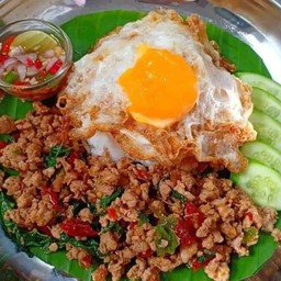 ข้าวราดกะเพาหมูสับเผ็ด.พร้อมไข่ดาว