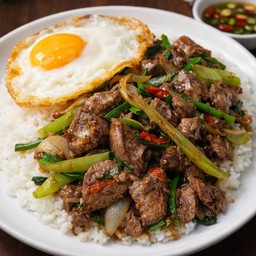 ข้าวผัดพริกเผาเครื่องในไก่