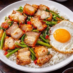 ข้าวผัดผักบุ้งหมูกรอบ