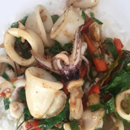 ข้าวกระเพราปลาหมึก