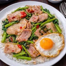ข้าวผัดคะน้าหมูสามชั้นสไลด์