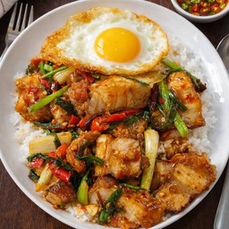 ข้าวผัดพริกเผาหมูกรอบ