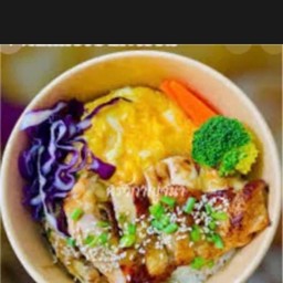 ข้าวกะเพาไก่ย่างไข่ข้น