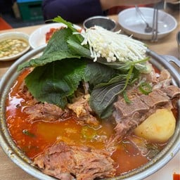 Somunnan Seongsu Gamjatang (Pork Bone Soup) 소문난 성수 감자탕