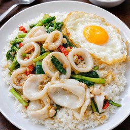 ข้าวผัดคะน้าปลาหมึก