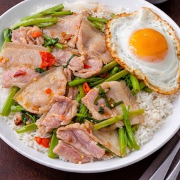 ข้าวผัดผักบุ้งหมูสามชั้นสไลด์