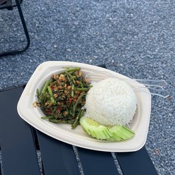 ข้าวราดผัดผักบุ้ง