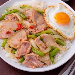 ข้าวผัดพริกหยวกหมูสามชั้นสไลด์