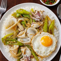 ข้าวผัดพริกหยวกปลาหมึก